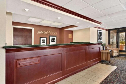 Howard Johnson by Wyndham Greensboro Near the Coliseum - image 3