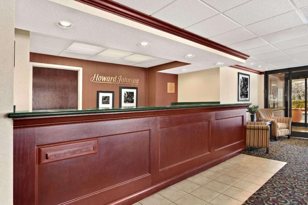 Howard Johnson by Wyndham Greensboro Near the Coliseum - image 3