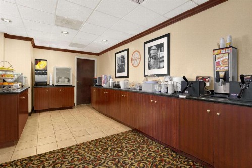 Howard Johnson by Wyndham Greensboro Near the Coliseum - image 4