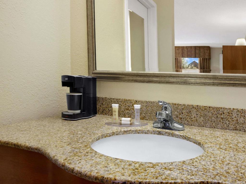 Howard Johnson by Wyndham Greensboro Near the Coliseum - image 6