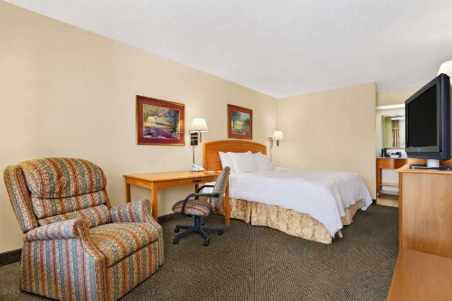 Howard Johnson by Wyndham Greensboro Near the Coliseum - image 9