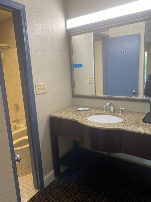 Fairview Inn - Greensboro Airport - image 5