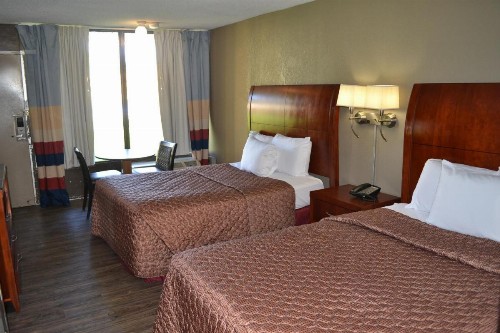 Econo Lodge & Suites - image 14