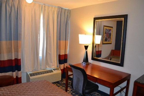 Econo Lodge & Suites - image 18