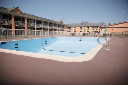 Econo Lodge & Suites - image 19
