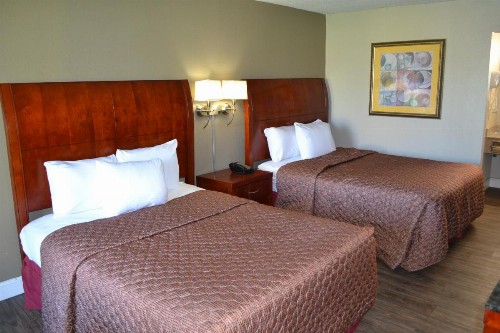 Econo Lodge & Suites - image 2