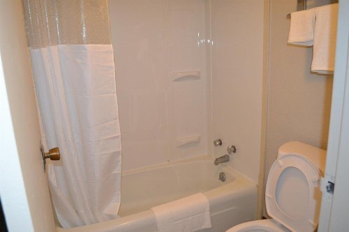 Econo Lodge & Suites - image 21