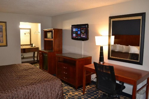 Econo Lodge & Suites - image 23