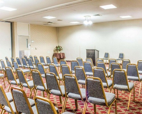 Econo Lodge & Suites - image 28
