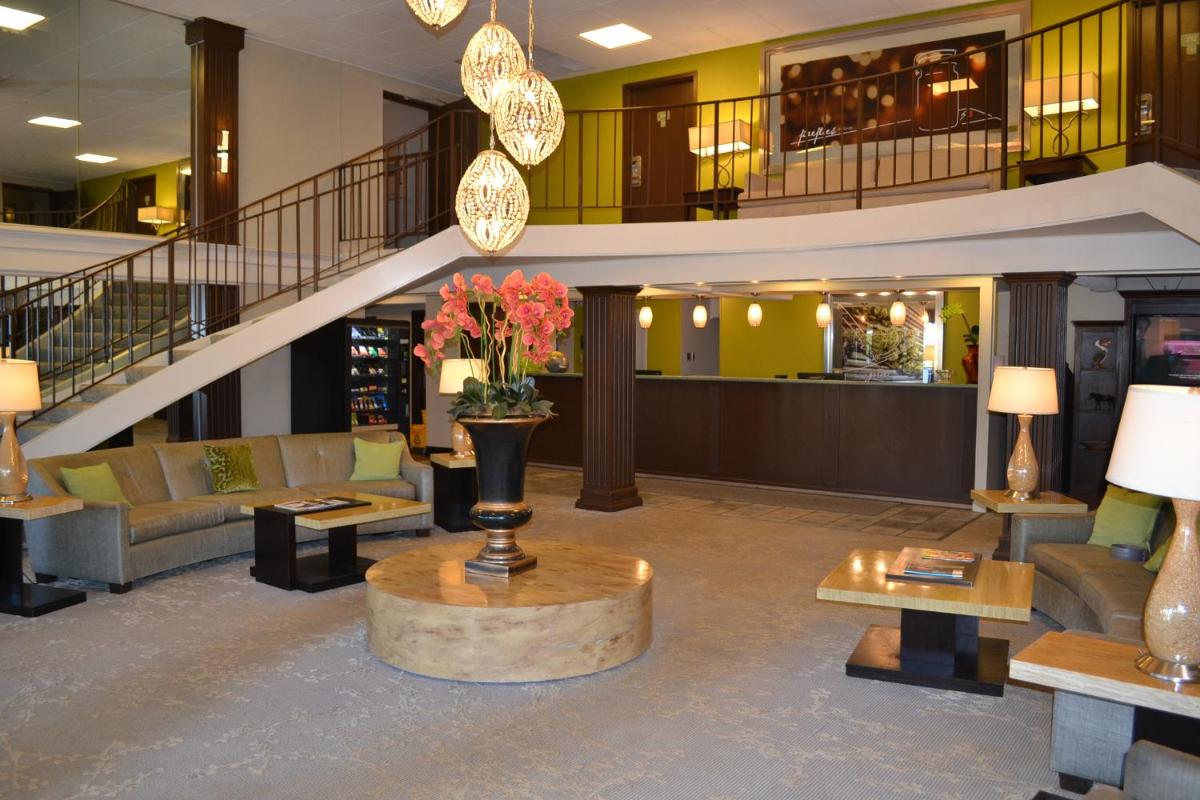 Econo Lodge & Suites - image 4