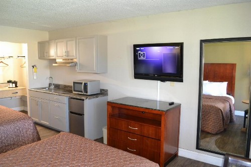Econo Lodge & Suites - image 8