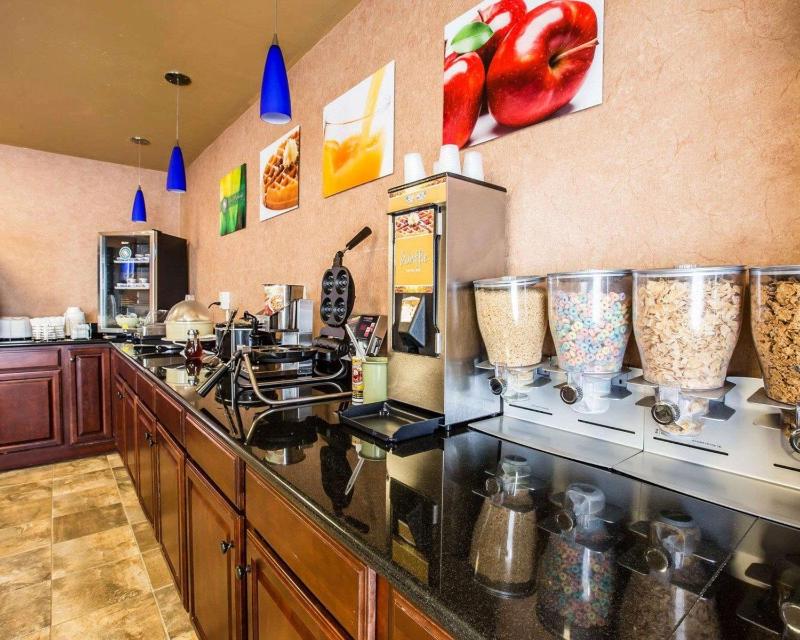 Quality Inn & Suites Airpark East - image 5
