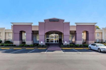 Quality Inn & Suites Airpark East - image 13