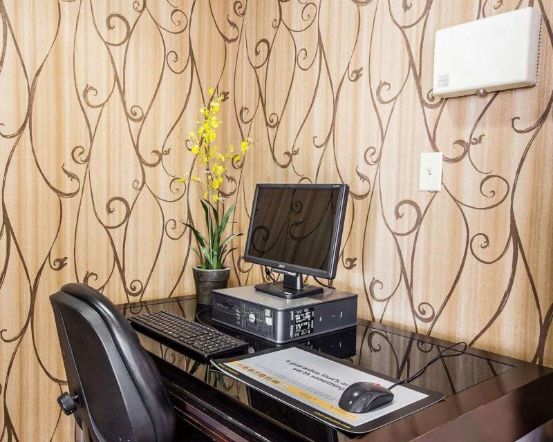 Quality Inn & Suites Airpark East - image 6