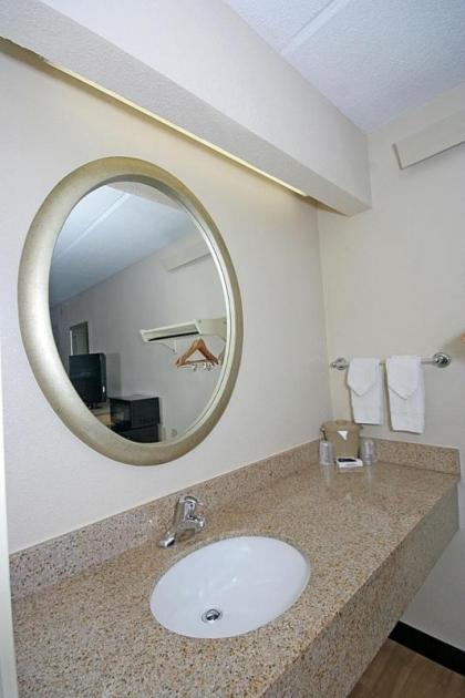 Red Roof Inn Greensboro Airport - image 7