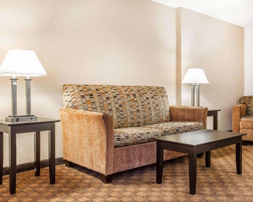Quality Inn & Suites Coliseum - image 10