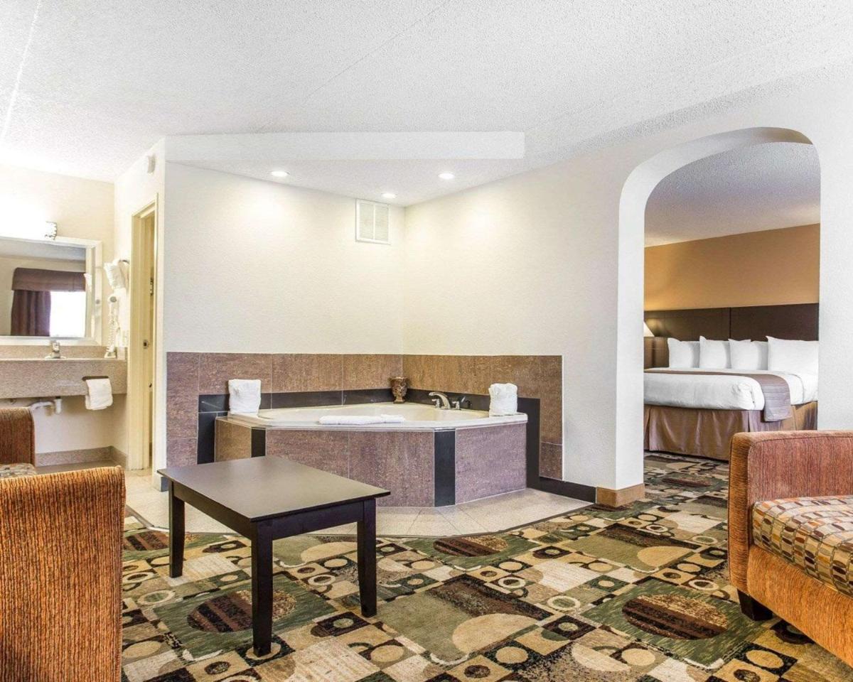 Quality Inn & Suites Coliseum - image 2