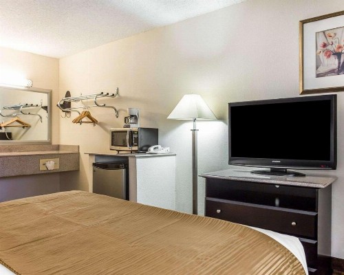 Quality Inn & Suites Coliseum - image 21