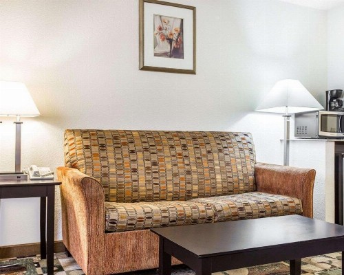 Quality Inn & Suites Coliseum - image 25