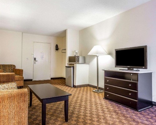 Quality Inn & Suites Coliseum - image 8