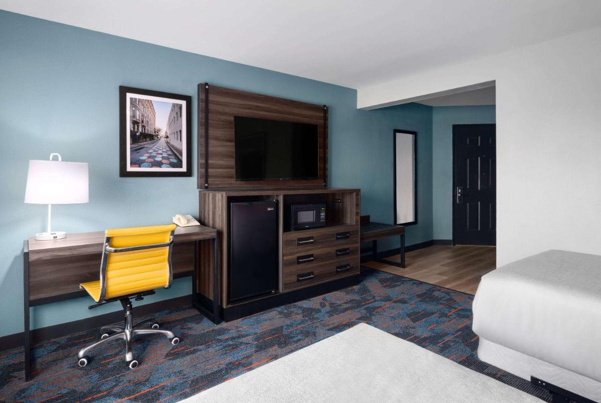 La Quinta by Wyndham Greensboro NC - image 2
