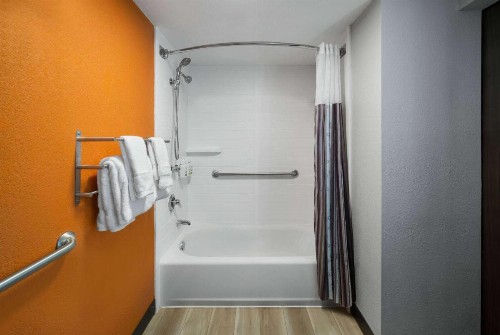 La Quinta by Wyndham Greensboro NC - image 26