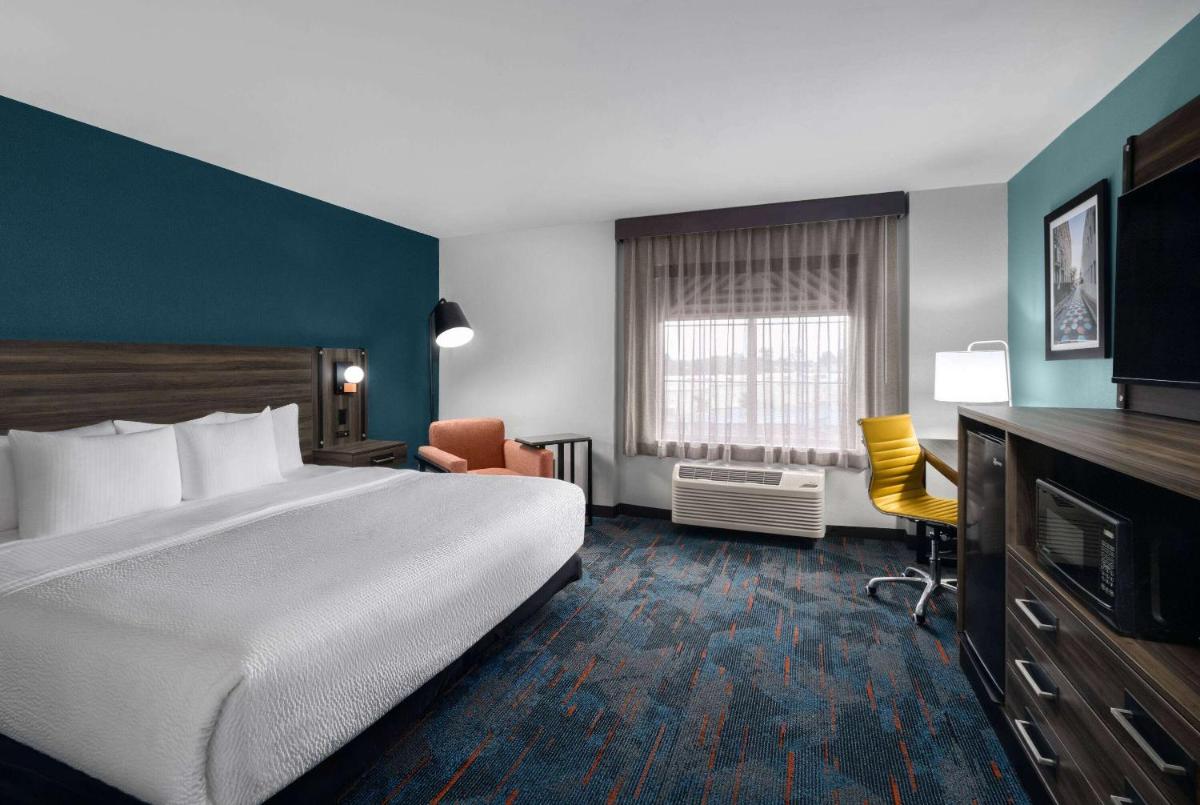 La Quinta by Wyndham Greensboro NC - image 4