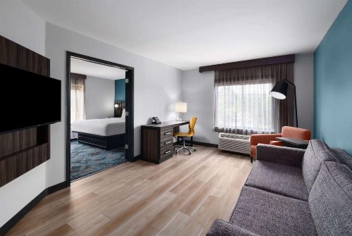 La Quinta by Wyndham Greensboro NC - image 9