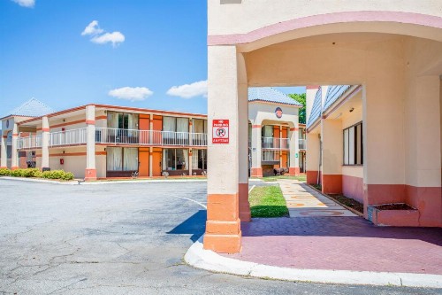 Rodeway Inn & Suites Greensboro Southeast - image 10