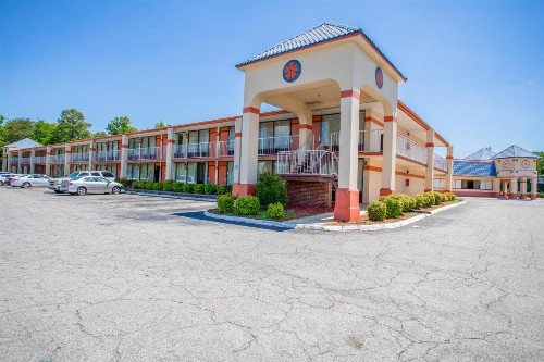 Rodeway Inn & Suites Greensboro Southeast - image 17