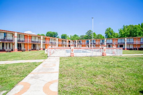 Rodeway Inn & Suites Greensboro Southeast - image 20