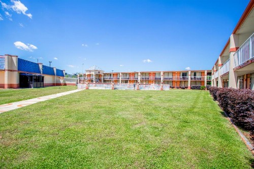 Rodeway Inn & Suites Greensboro Southeast - image 23