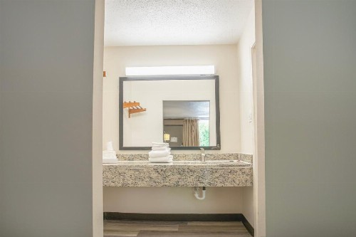 Rodeway Inn & Suites Greensboro Southeast - image 29
