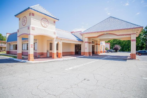 Rodeway Inn & Suites Greensboro Southeast - image 3