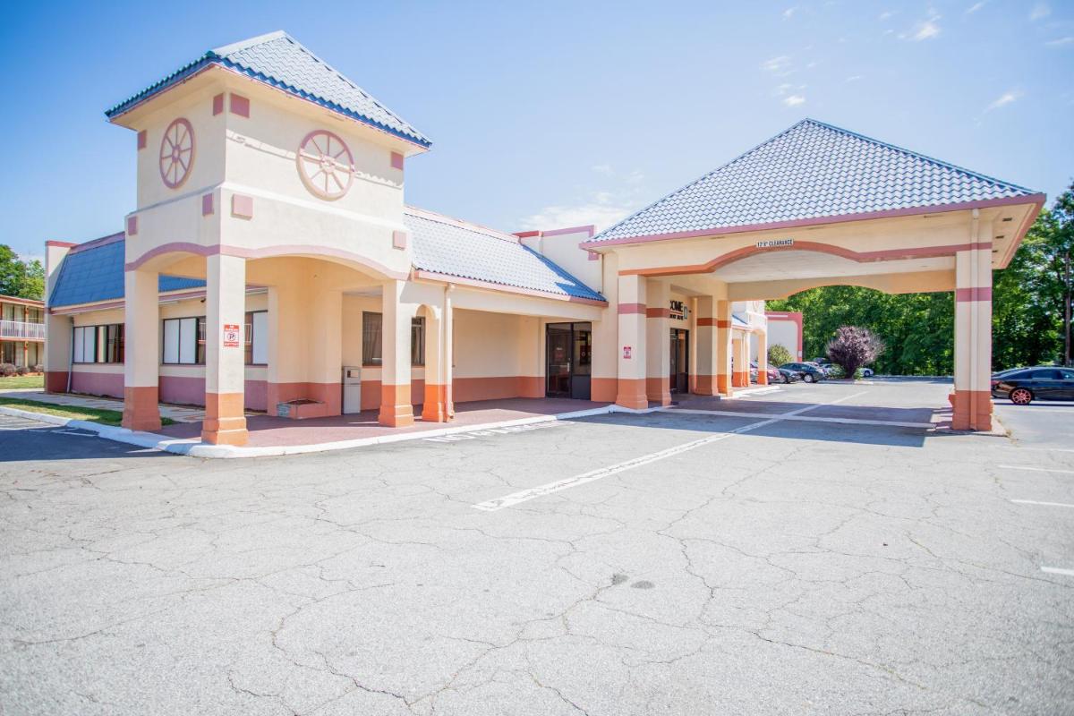 Rodeway Inn & Suites Greensboro Southeast - image 3