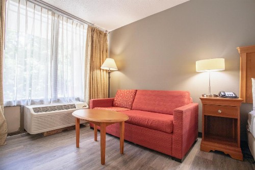 Rodeway Inn & Suites Greensboro Southeast - image 34