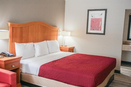 Rodeway Inn & Suites Greensboro Southeast - image 44