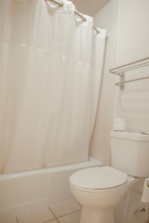 Rodeway Inn & Suites Greensboro Southeast - image 49