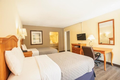 Rodeway Inn & Suites Greensboro Southeast - image 50