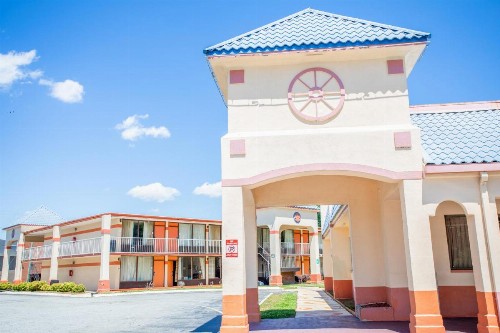 Rodeway Inn & Suites Greensboro Southeast - image 6