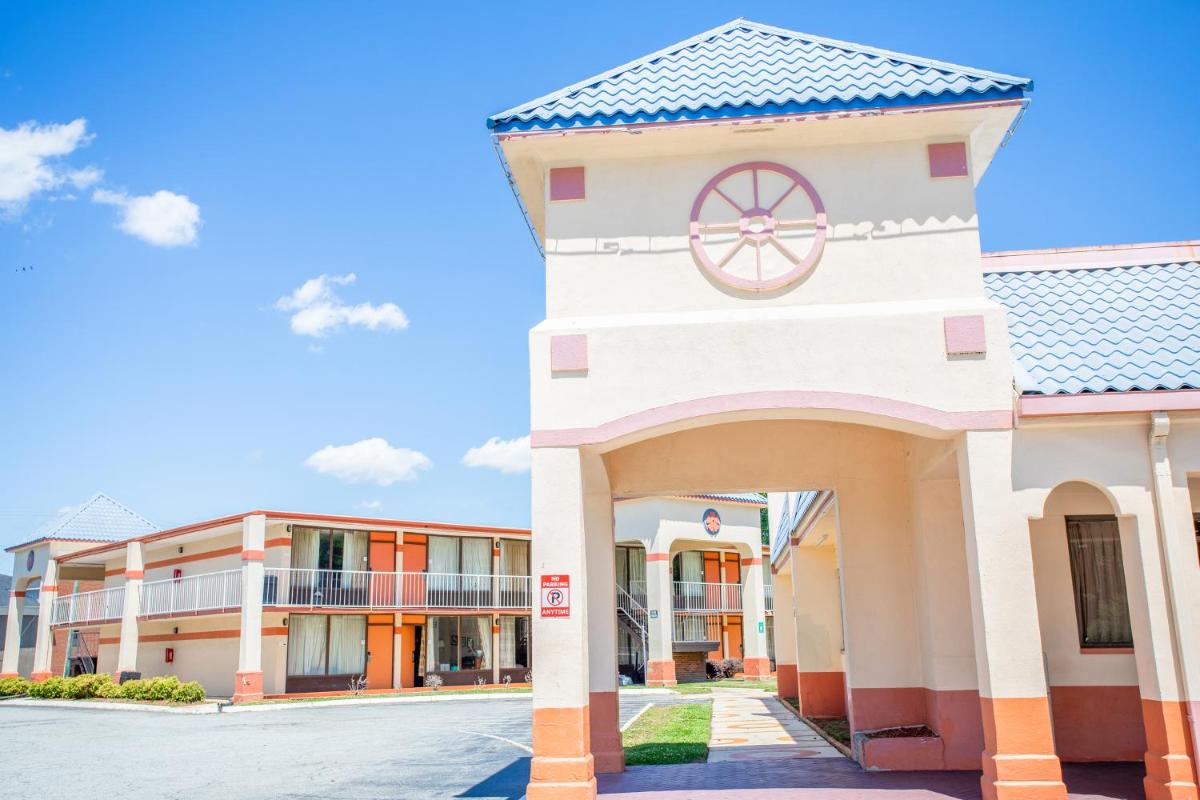 Rodeway Inn & Suites Greensboro Southeast - image 6