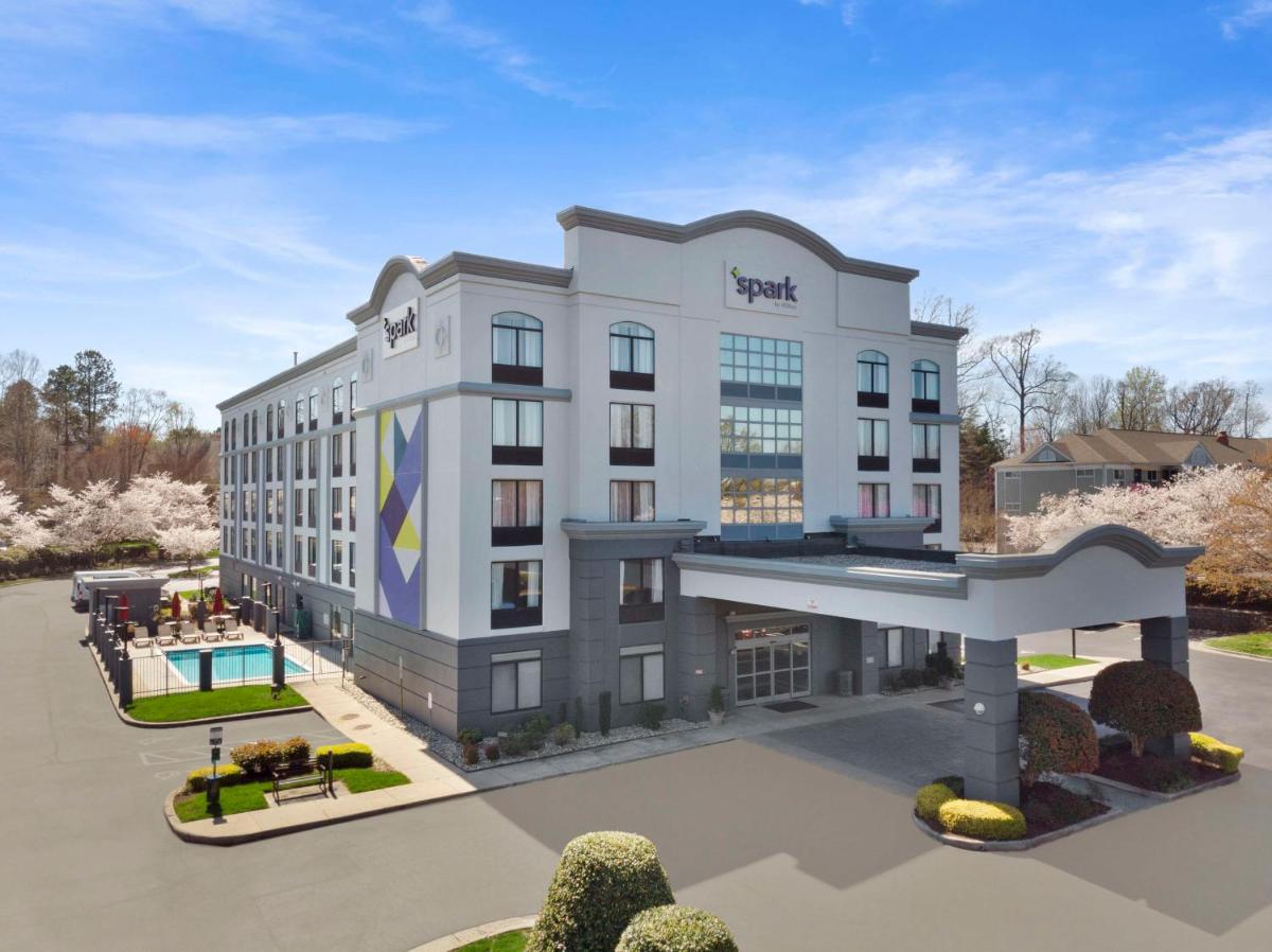 Wingate by Wyndham Greensboro - main image
