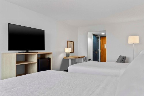 Wingate by Wyndham Greensboro - image 12