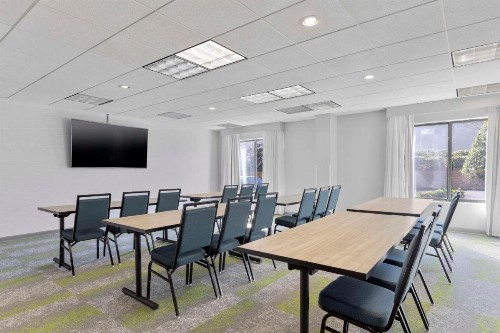 Wingate by Wyndham Greensboro - image 14