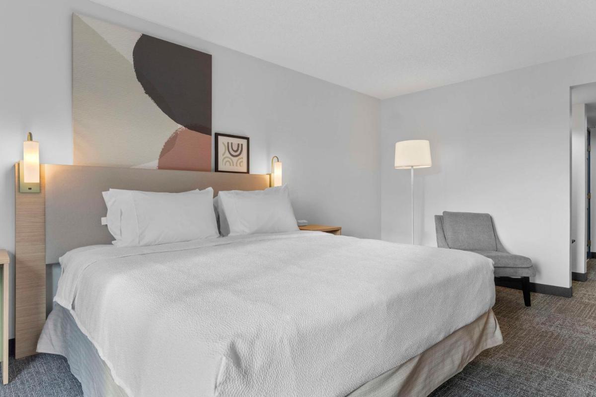 Wingate by Wyndham Greensboro - image 5