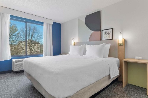 Wingate by Wyndham Greensboro - image 7