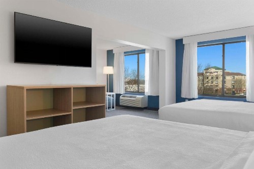 Wingate by Wyndham Greensboro - image 9