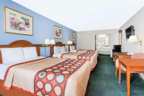 Super 8 by Wyndham Greensboro - image 10