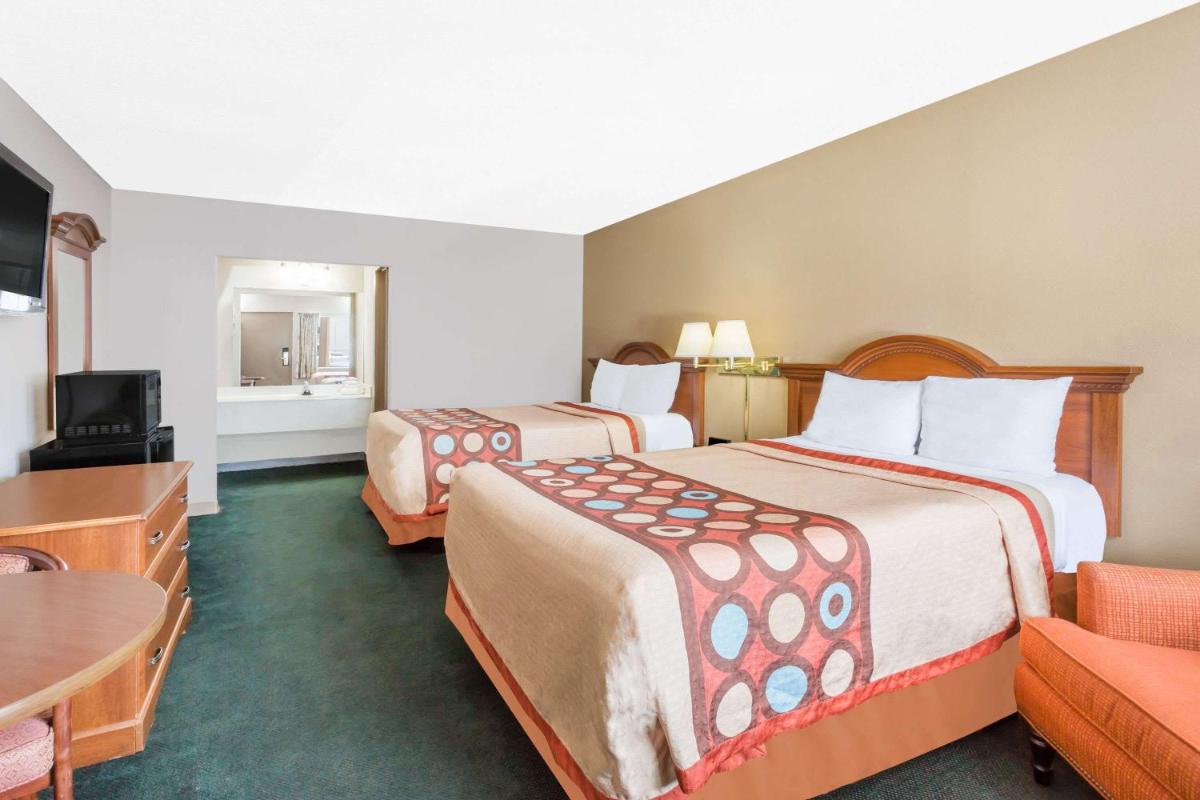 Super 8 by Wyndham Greensboro - image 4
