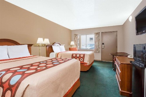 Super 8 by Wyndham Greensboro - image 8